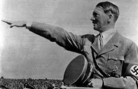 Adoph Hitler saluant la foule.
