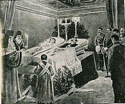 Les funérailles du couple royal,en 1903...Remarquez le positionnement de la croix.