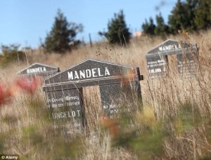 La tombe des Madela: essayez de trouver une autre tombe comme celle-la en Afrique. C'est une tombe franc-maçonne.