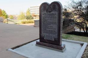 Le monument chrétien sur les '10 Commendements'...une vision spirituelle qui fait partie des valeurs ancestrales des citoyens de l'Oklahoma.