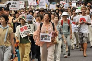 Pourtant,le 19 septembre 2011,des milliers de personnes manifestaient contre le nucléaire ,à Tokyo.La propagande  de l'économie néolibérale fasciste aura pris le dessus.