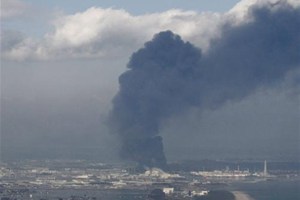 Peu après le tsumani,ce sont les explosions des réacteurs 1,2,3 et 4 de la centrale de Fukushima...avec son nuage de radioactivité.
