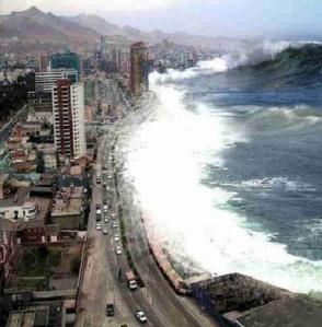 Le tsunami frappe la côte japonaise.Une vague déferle entre 10 à 30 mètres par endroit.