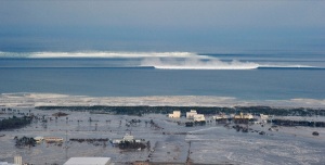 Le séisme de 9,8 au large du Japon provoque un gigantesque tsunami,le 11 mars 2011.Ici,on voit l'arrivée de la vague.