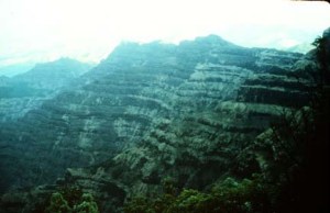 Les trapps du Deccan sont l'une des plus grandes provinces volcaniques dans le monde. Il se compose de plus de 6500 pieds (> 2000 m) de coulées de lave de basalte couchés et couvre une superficie de près de 200.000 miles carrés (500.000 kilomètres carrés) (environ la taille des États de Washington et de l'Oregon combiné) dans le centre-ouest Inde. Les estimations de la superficie initiale couverte par les coulées de lave sont aussi élevés que 600 000 miles carrés (1,5 million de kilomètres carrés). Le volume de basalte est estimé à 12 275 miles cubes (512 000 km cube) (éruption de 1980 du Mont Saint Helens produit 1 km cube de matière volcanique). Les trapps du Deccan sont des basaltes d'inondation similaires aux basaltes du fleuve Columbia du nord-ouest des États-Unis. Cette photo montre une pile épaisse de lave basaltique coule vers le nord de Mahabaleshwar. Photographie par Lazlo Keszthelyi 28 Janvier 1996. 