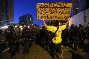 Les Policiers militaires bloquent les manifestants anti-Monde de la FIFA qui tentent de marcher vers le stade Maracana le 15 Juin 2014 à Rio de Janeiro, Brésil. 