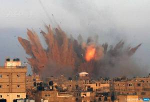 Gaza bombardée par  les avions de l'état sioniste d'Israel,le 12 juillet 2014.Ce sont ces images qui font la délectations des sionistes assis  devant leurs télé. Gaza est l'un des territoires les plus surpeuplés au monde.Dire que l'on bombarde Gaza pour atteindre le Hamas est de l'irresponsabilité pure. 