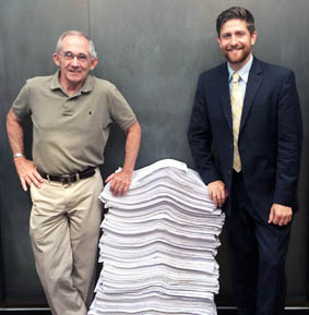 Ted Walterand e Bob McIlvaine devant  les copies de la pétition.