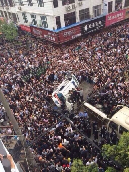 Les émeutes en Chine du sud après  la violence brutale de l'inspecteur de police qui a  tué un homme avec un marteau en plein jour,devant des milliers de témoins. Les gens ont brisé plusieurs voitures de police et ont été attaqués avec des gaz lacrymogènes.