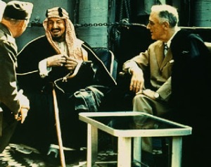 Abdel Aziz bin Saoud en compagnie de Roosevelt en 1944.Les sionistes s'entendent bien entre eux.