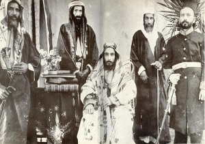 C'est Abdelaziz ben Abderrahmane Al Saoud qui fondera le royaume d'Arabie saoudite moderne en 1932 après 30 ans de guerres et d'alliances avec les autres  tribus du  désert.