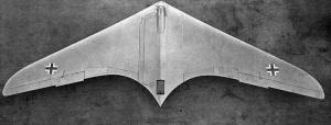 L'aile volante Horten fut en développement durant la Deuxième Guerre Mondiale.Les américains s'emparèrent des plans et de plusieurs prototypes durant l'opération Paperclip,en 1945. C'est cet appareil que Kenneth Arnold aurait aperçu en vol et qui fit naître le surnom de 