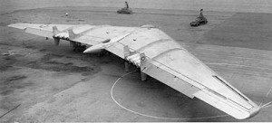 Le Northrop XB-35 illustre parfaitement l’idée qu’en essayant de nouvelles choses on peut réaliser des objectifs scientifiques spécifiques. L’idée derrière le bombardier Northrop XB-35 était de créer un avion qui fonctionnerait non pas contre, mais en symbiose avec les facteurs environnementaux et les courants aériens. Dans les années 40, le XB-35 faisait si bien l’affaire qu’on lui donna le nom d’aile volante. La conception de l’avion permettait de réduire la traîne et d’en faire un appareil énergétiquement très efficient, ce qui est un avantage indéniable lors de longues missions. Cependant, des problèmes rencontrés avec les hélices ont finalement mis un terme au projet.